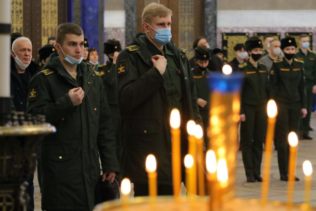 Курсанты Военной академии связи молились в Никольском Соборе