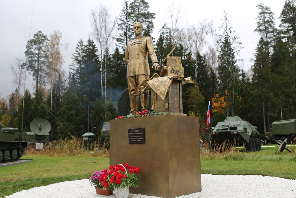 В день военного связиста состоялось открытие памятника Маршалу войск связи Ивану Пересыпкину